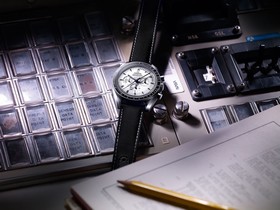 Omega Speedmaster Professional Moonwatch Silver Snoopy Award (311.32.42.30.04.003)