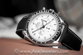 Omega Speedmaster Professional Moonwatch Silver Snoopy Award (311.32.42.30.04.003)
